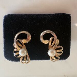 Vintage Gold Tone Scrollwork Pearl Screw Back Earrings 1940s 1950s Retro
